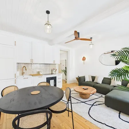 Bright 2br W/ Office Space - Alfama Charm | By Airnest Апартаменти *