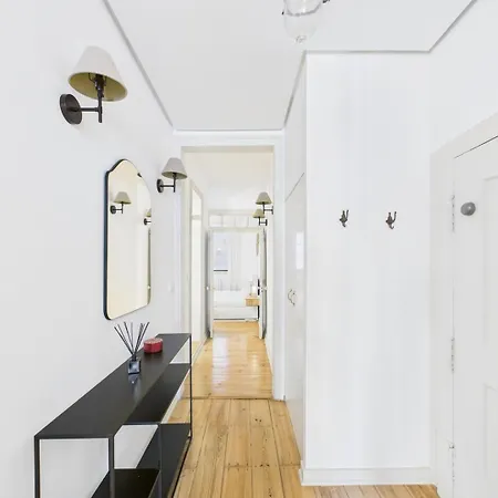 Bright 2br W/ Office Space - Alfama Charm | By Airnest ליסבון