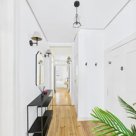 Bright 2br W/ Office Space - Alfama Charm | By Airnest * ליסבון