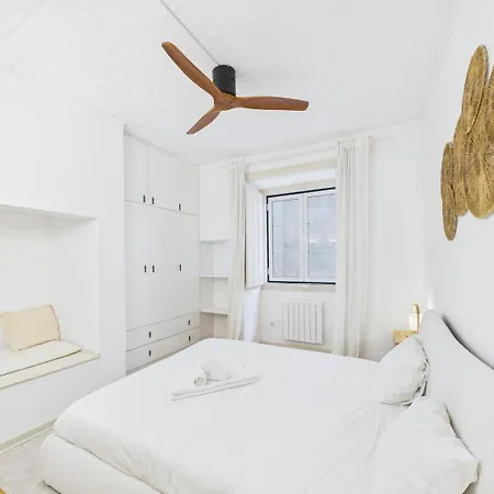דירה Bright 2br W/ Office Space - Alfama Charm | By Airnest ליסבון