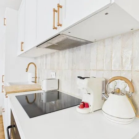 Апартаменты Bright 2br W/ Office Space - Alfama Charm | By Airnest