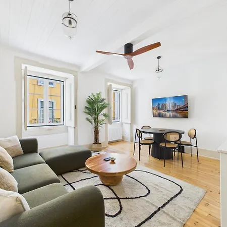 Bright 2br W/ Office Space - Alfama Charm | By Airnest Апартаменты