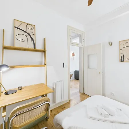 Bright 2br W/ Office Space - Alfama Charm | By Airnest ליסבון