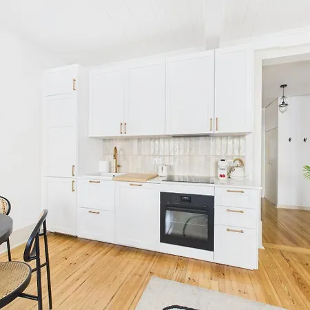 Bright 2br W/ Office Space - Alfama Charm | By Airnest *