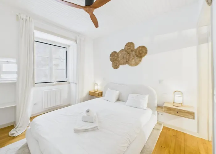 Bright 2br W/ Office Space - Alfama Charm | By Airnest Апартаменти *