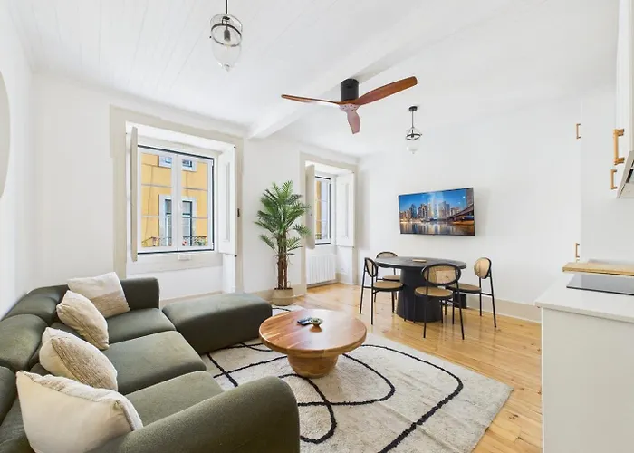 Bright 2br W/ Office Space - Alfama Charm | By Airnest Apartamento