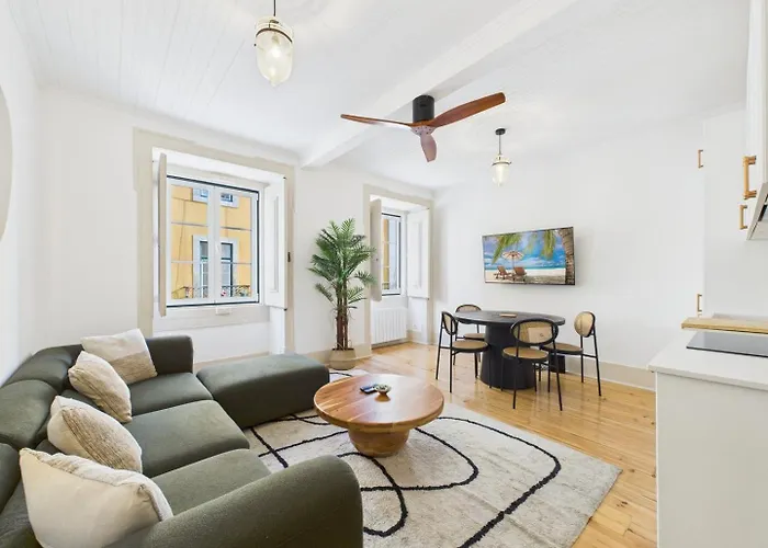 Апартаменти Bright 2br W/ Office Space - Alfama Charm | By Airnest Лісабон