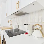 Apartmán Bright 2br W/ Office Space - Alfama Charm | By Airnest